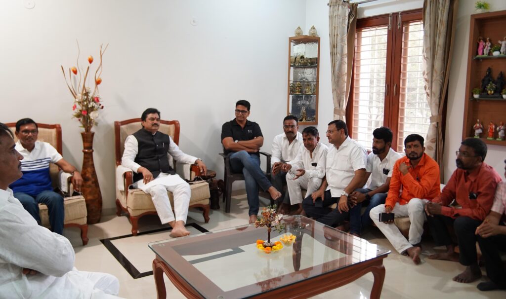 Breaking News, sabhapati Ram Shinde meets Rajendra Phalke, creates excitement in karjat jamkhed political circles, 