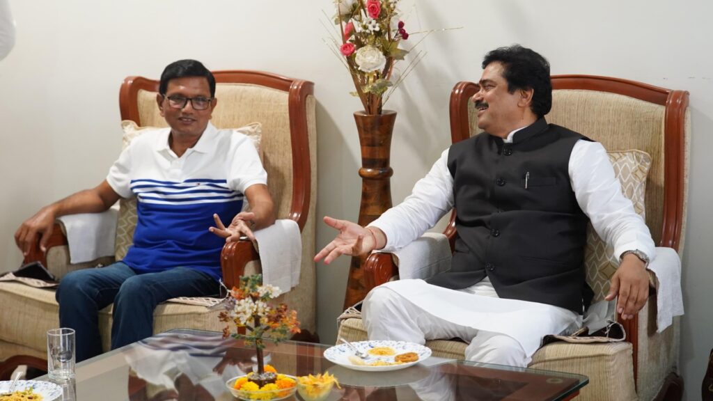 Breaking News, sabhapati Ram Shinde meets Rajendra Phalke, creates excitement in karjat jamkhed political circles, 