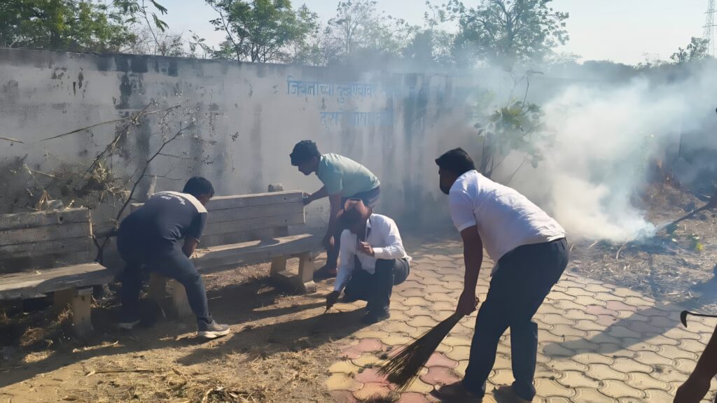 kharda samashan bhumi swachhata abhiyan art of living satsang jamkhed