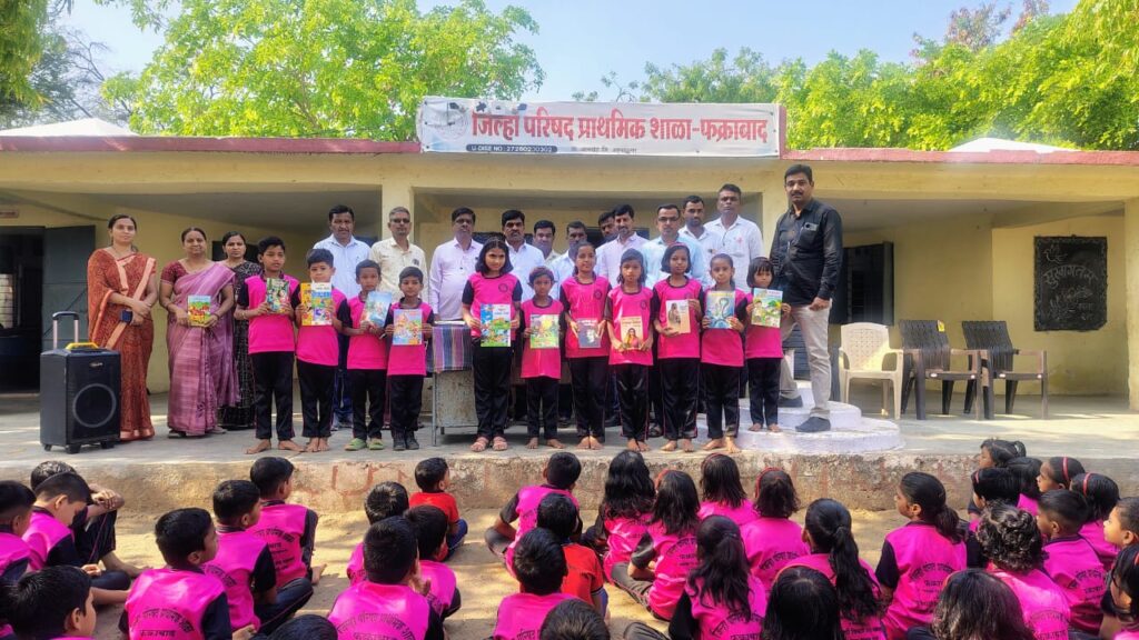 Jamkhed, fragrance of knowledge in memories of fathers, Gift of 100 books to school on occasion of 1st Year Shraddha, unique initiative of Shinde family of Fakrabad