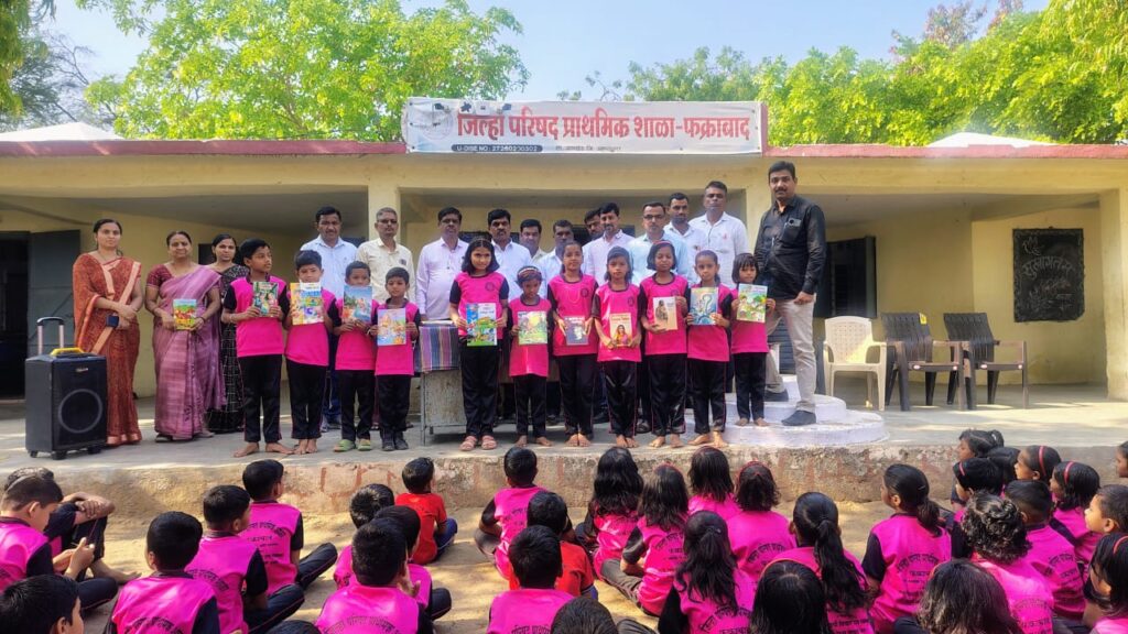 Jamkhed, fragrance of knowledge in memories of fathers, Gift of 100 books to school on occasion of 1st Year Shraddha, unique initiative of Shinde family of Fakrabad
