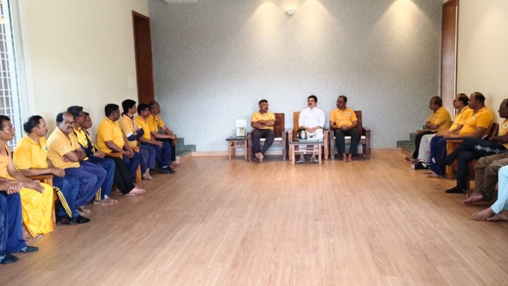 Cleanliness campaign in Chondi on occasion of Punyashlok Ahilyadevi Holkar Jayanti, commendable initiative by social organizations of Karjat, Ram Shinde praises cleanliness ambassadors